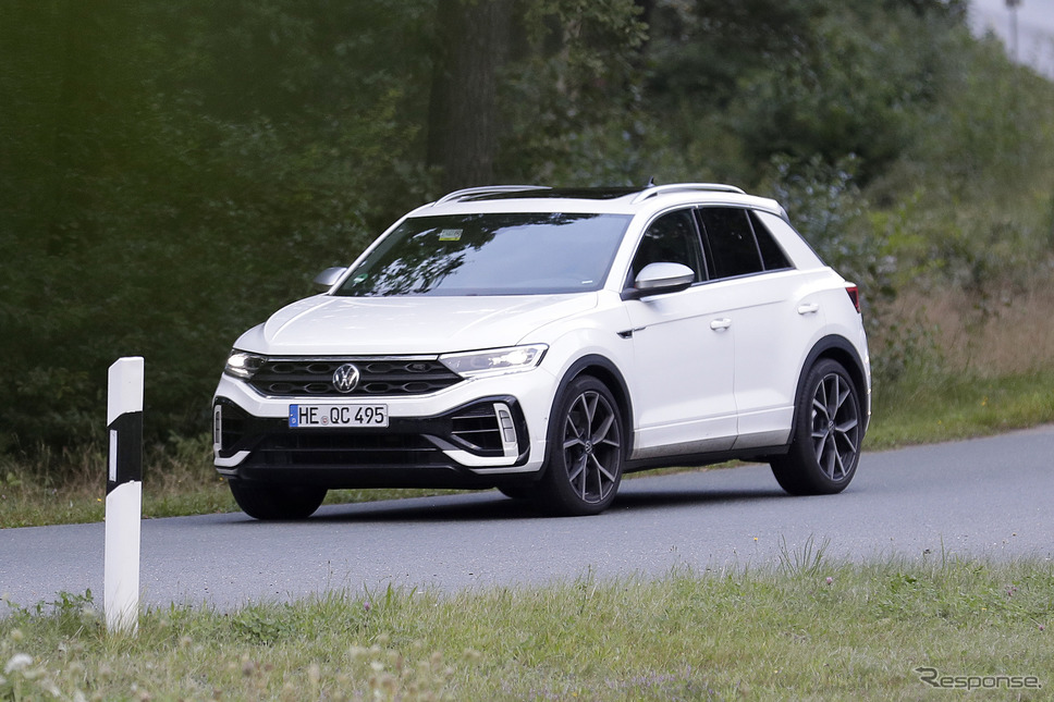 VW T-Roc R 改良新型プロトタイプ(スクープ写真)《APOLLO NEWS SERVICE》