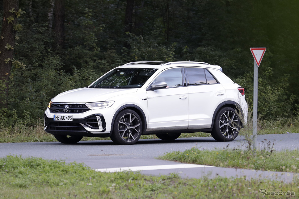 VW T-Roc R 改良新型プロトタイプ(スクープ写真)《APOLLO NEWS SERVICE》