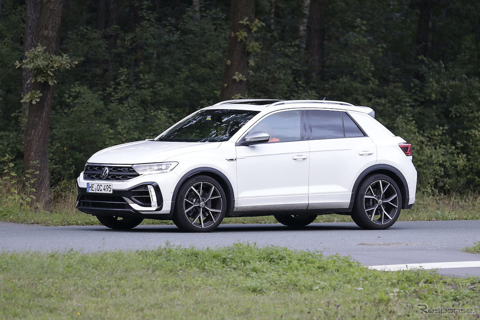 VW T-Roc R 改良新型プロトタイプ(スクープ写真)《APOLLO NEWS SERVICE》