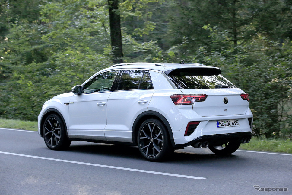 VW T-Roc R 改良新型プロトタイプ(スクープ写真)《APOLLO NEWS SERVICE》