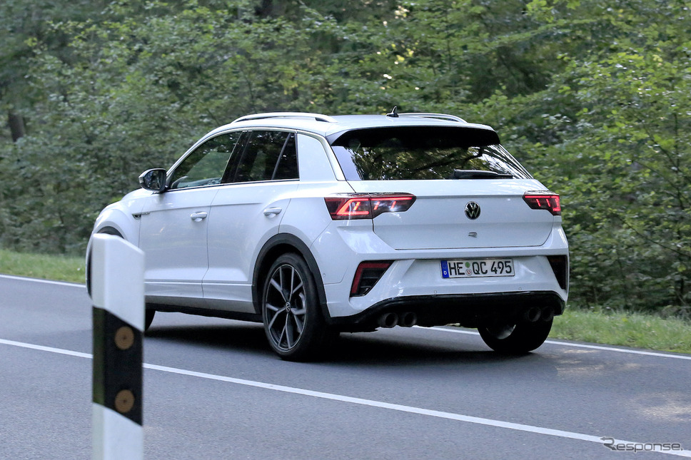 VW T-Roc R 改良新型プロトタイプ(スクープ写真)《APOLLO NEWS SERVICE》