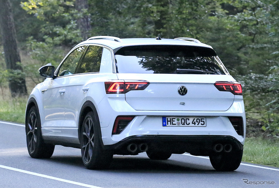 VW T-Roc R 改良新型プロトタイプ(スクープ写真)《APOLLO NEWS SERVICE》