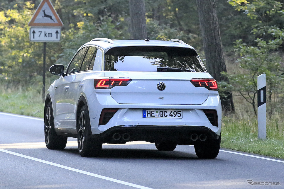 VW T-Roc R 改良新型プロトタイプ(スクープ写真)《APOLLO NEWS SERVICE》