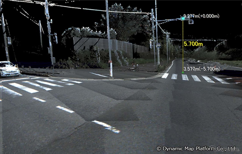 GNSSによって、路面の標高や信号機の高さをデータとして反映させ、「実在地物」として位置特定に役立たせる