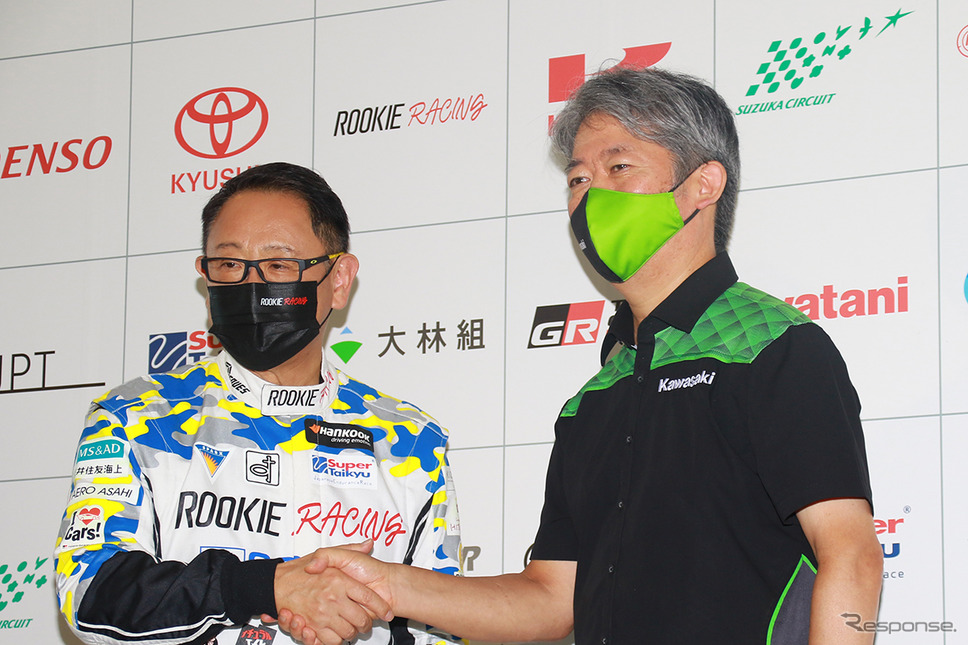 トヨタ自動車豊田章男社長(左)と川崎重工業橋本康彦社長《写真撮影 藤木充啓》