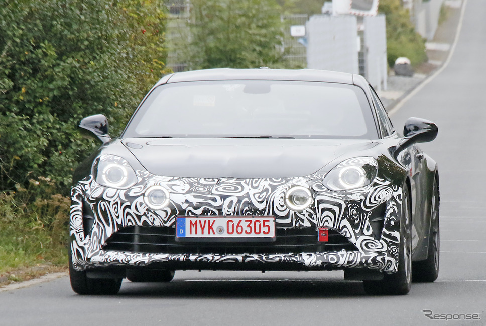 カモフラージュが施されたアルピーヌ『A110』の開発車両(スクープ写真)《APOLLO NEWS SERVICE》