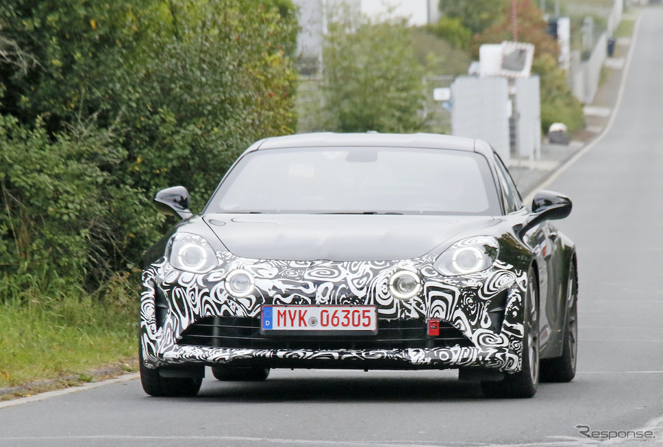 カモフラージュが施されたアルピーヌ『A110』の開発車両(スクープ写真)《APOLLO NEWS SERVICE》
