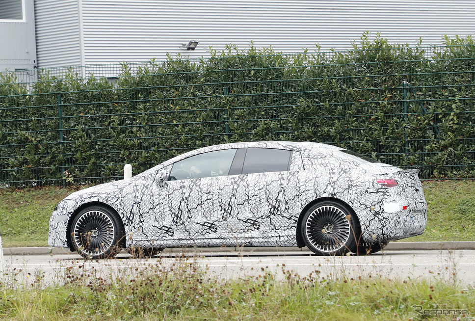メルセデス AMG EQE 53 プロトタイプ (スクープ写真)《APOLLO NEWS SERVICE》
