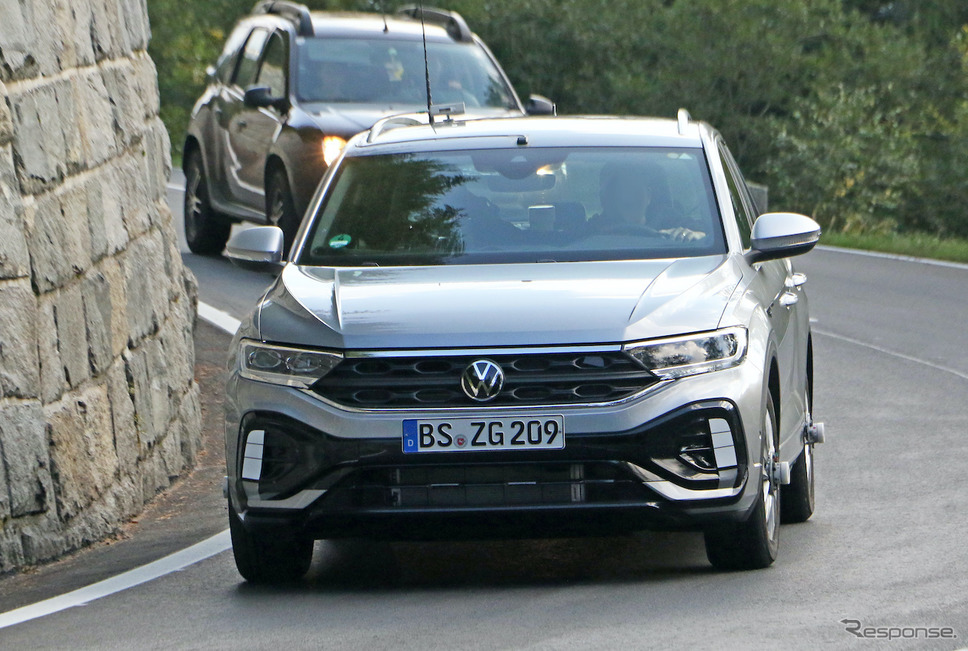 VW T-Roc R-Line 改良新型プロトタイプ(スクープ写真)《APOLLO NEWS SERVICE》