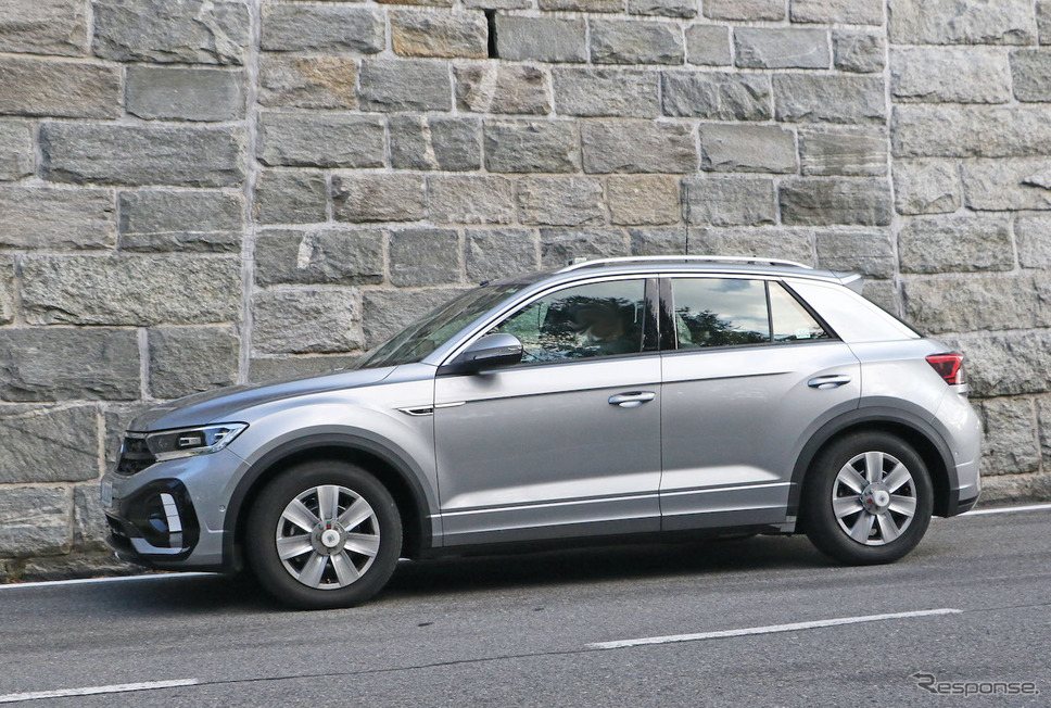 VW T-Roc R-Line 改良新型プロトタイプ(スクープ写真)《APOLLO NEWS SERVICE》