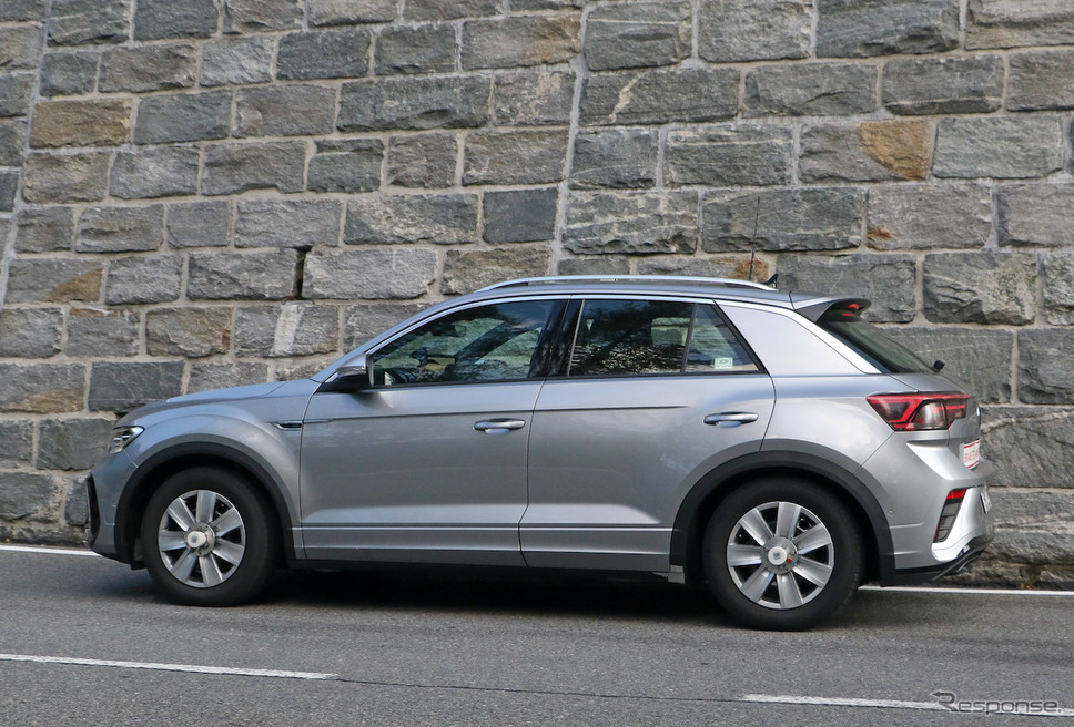 VW T-Roc R-Line 改良新型プロトタイプ(スクープ写真)《APOLLO NEWS SERVICE》