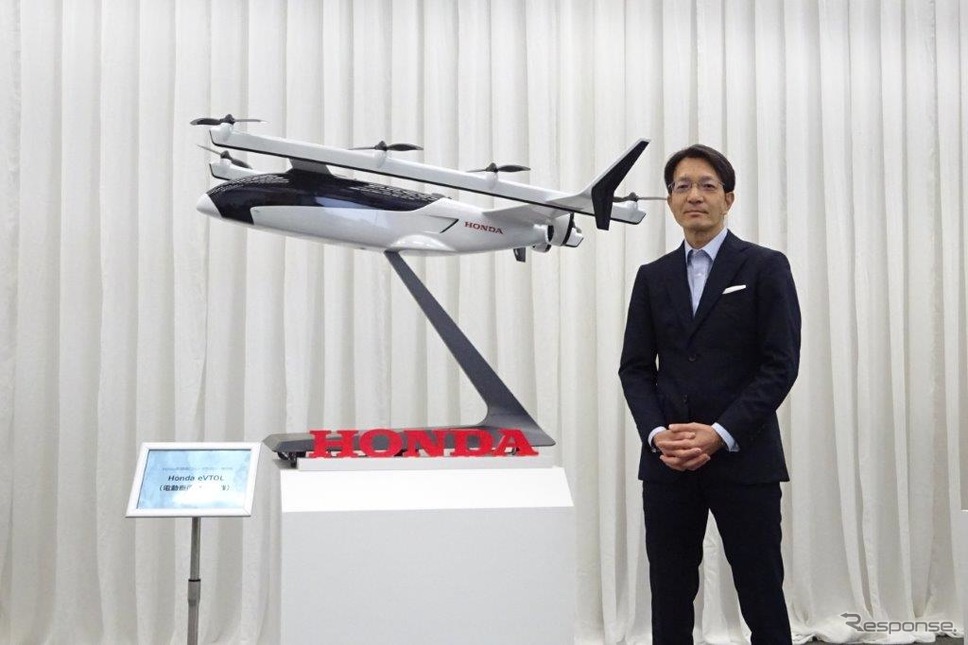 eVTOL模型と本田技術研究所の大津啓司社長《写真撮影 池原照雄》