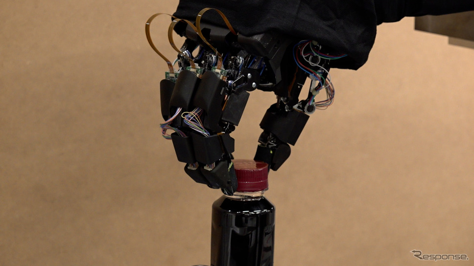 アバターロボット：ペットボトルの蓋開け《写真提供 ホンダ》