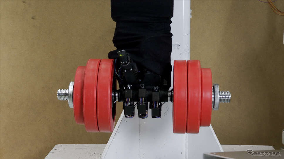 アバターロボット：重量物把持（15kg）《写真提供 ホンダ》