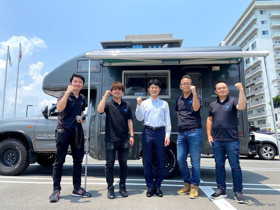 三原市 岡田吉弘市長（中央）とCarstayスタッフ《写真提供 カーステイ》
