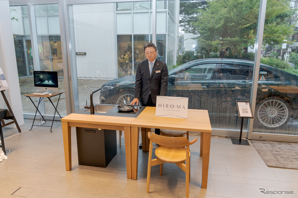 HIROMAと代表取締役社長執行役員・竹内宏氏の後ろには、BMW ALPINA B8 Gran Coupéが展示されている。《写真撮影 関口敬文》