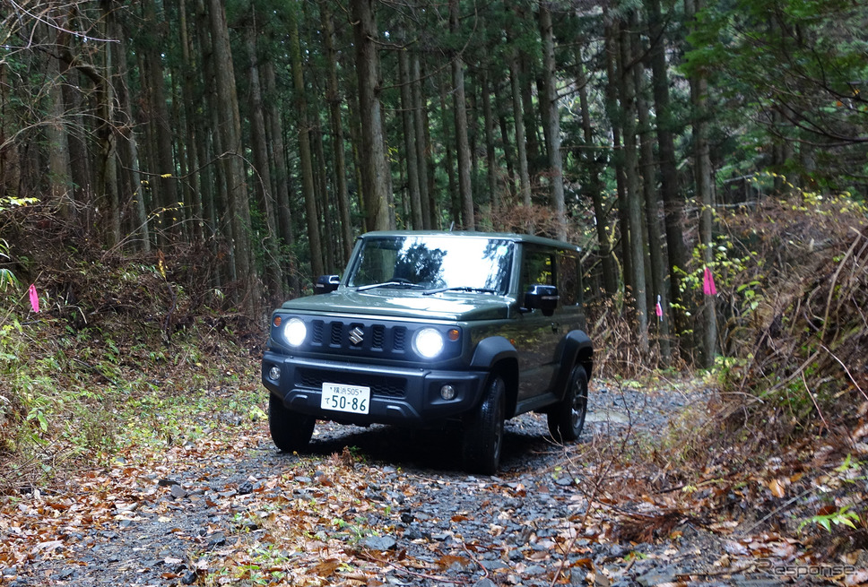 北茨城の林道を走行中。《写真撮影 井元康一郎》