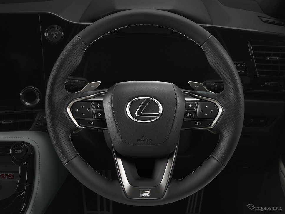 “F SPORT”専用ディンプル本革ステアリング(パドルシフト付)《写真提供 トヨタ自動車》