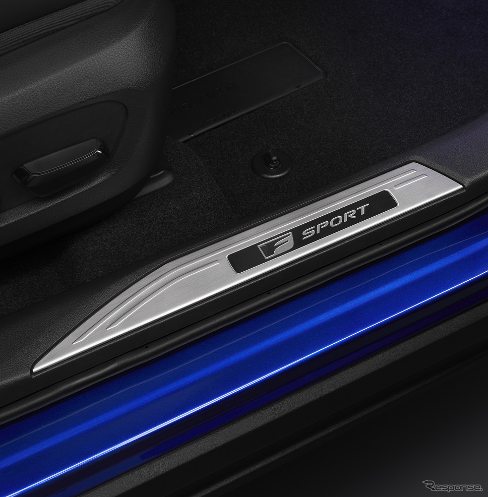 “F SPORT”専用ブラックロゴスカッフプレート《写真提供 トヨタ自動車》
