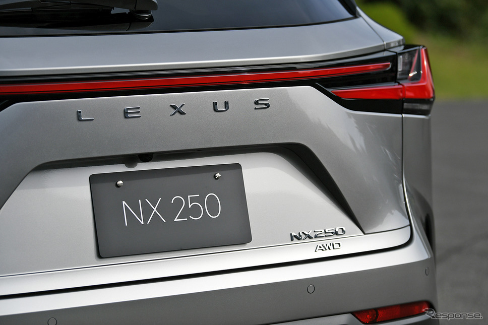 レクサス NX 新型に初採用された“バラ文字”のLEXUSロゴ《写真撮影 中野英幸》