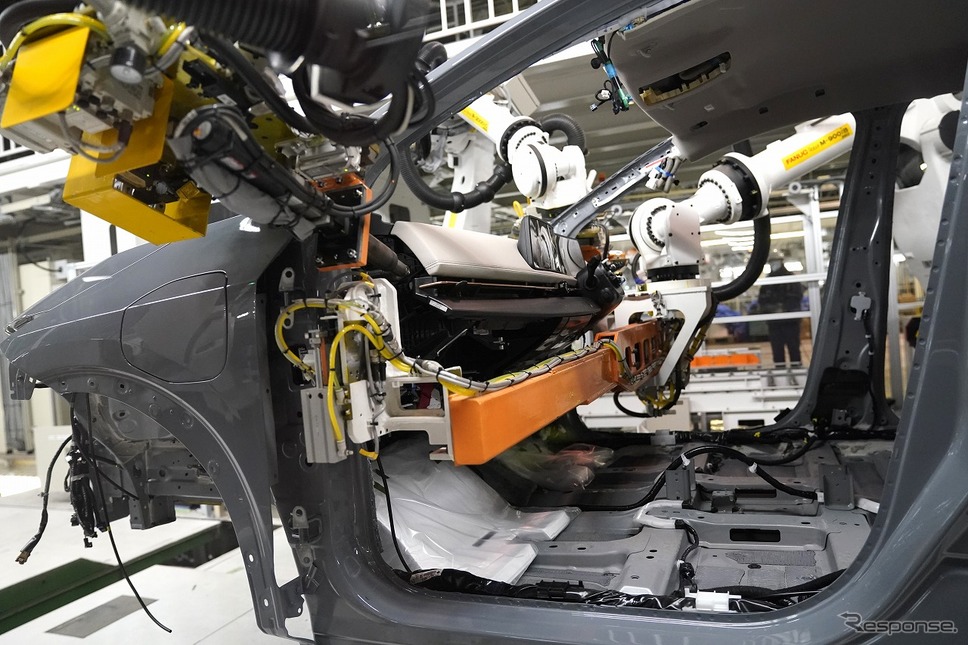 コックピットモジュール自動組み付け《写真提供 日産自動車》