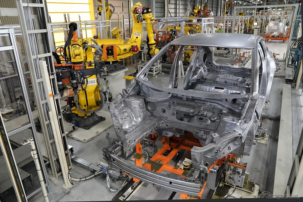 ドアディンプル溶接《写真提供 日産自動車》
