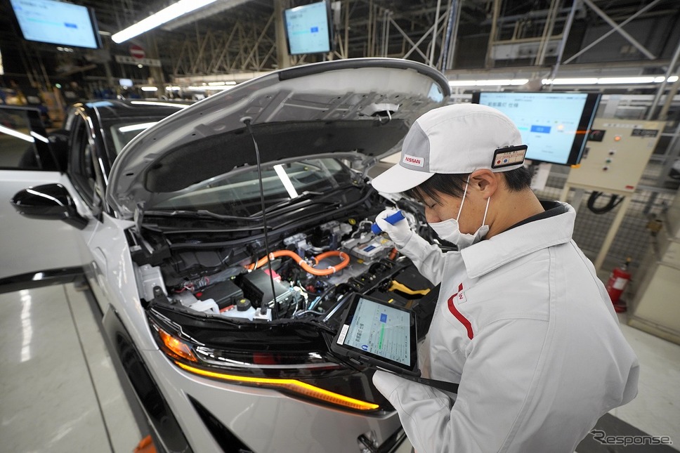 完成検査《写真提供 日産自動車》