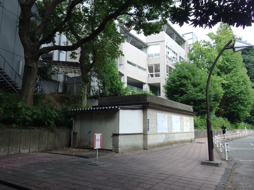 下り線側駅舎（見学会前に撮影）。左手前が同部園方面、正面奥が東京藝大、右手前方が東京国立博物館。入ってきた駅舎もそちら。《写真撮影 高木啓》
