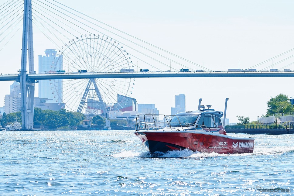 大阪湾を試験航行する水素燃料電池試験艇《写真提供 ヤンマー》