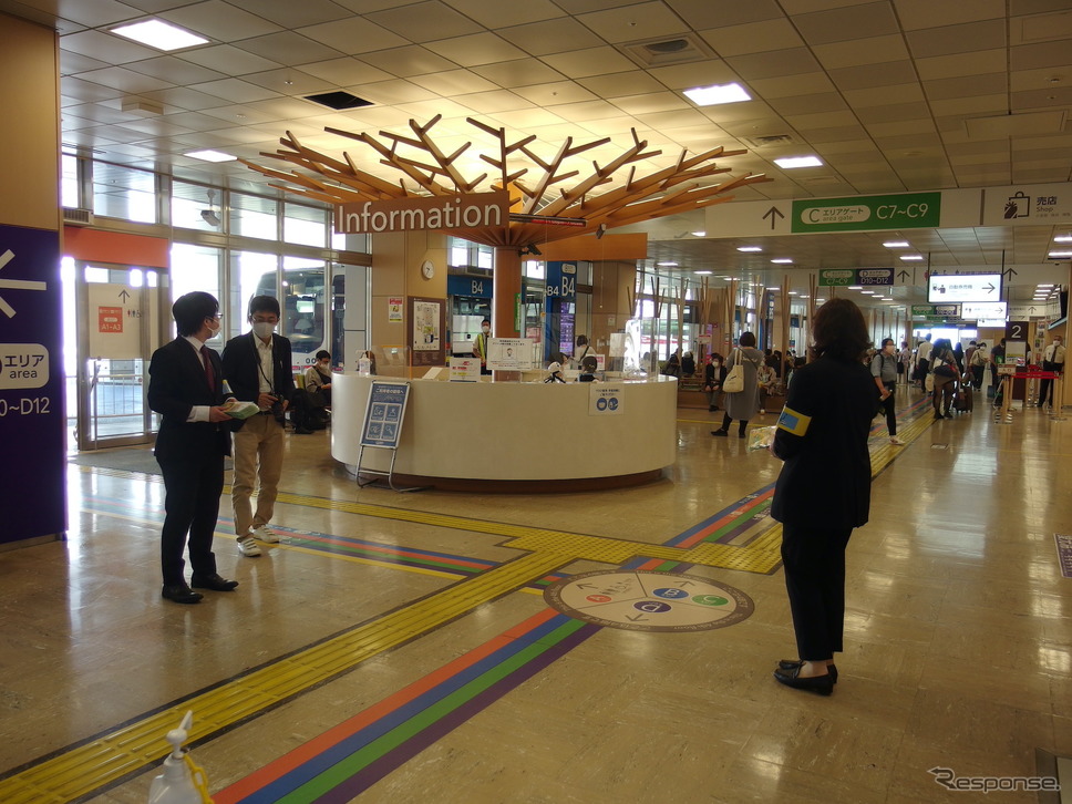 東京のバスタ新宿でマスク配布(10月15日)《写真提供 高木啓》