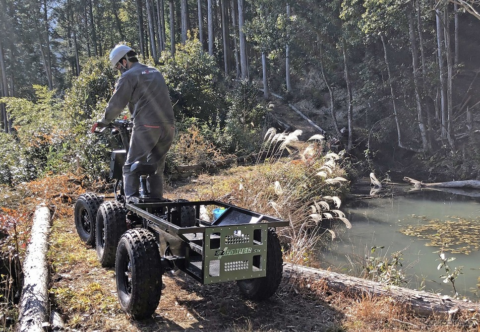車両が走行できない狭い道なども走行可能(EZ-Raider)《写真提供 モリタホールディングス》