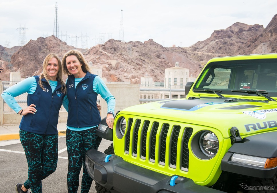 女性だけで競う「Rebelle Rally」を制したニーナ・バーロウとテラリン・ピーターライトの両選手とジープ・ラングラー 4xe《photo by Jeep》