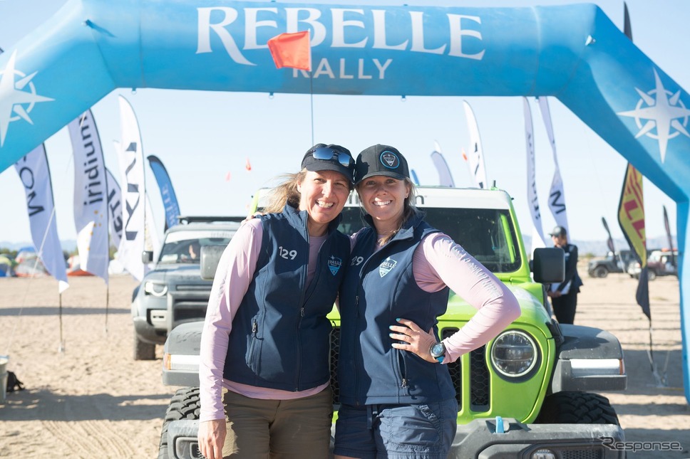 女性だけで競う「Rebelle Rally」を制したニーナ・バーロウとテラリン・ピーターライトの両選手とジープ・ラングラー 4xe《photo by Jeep》