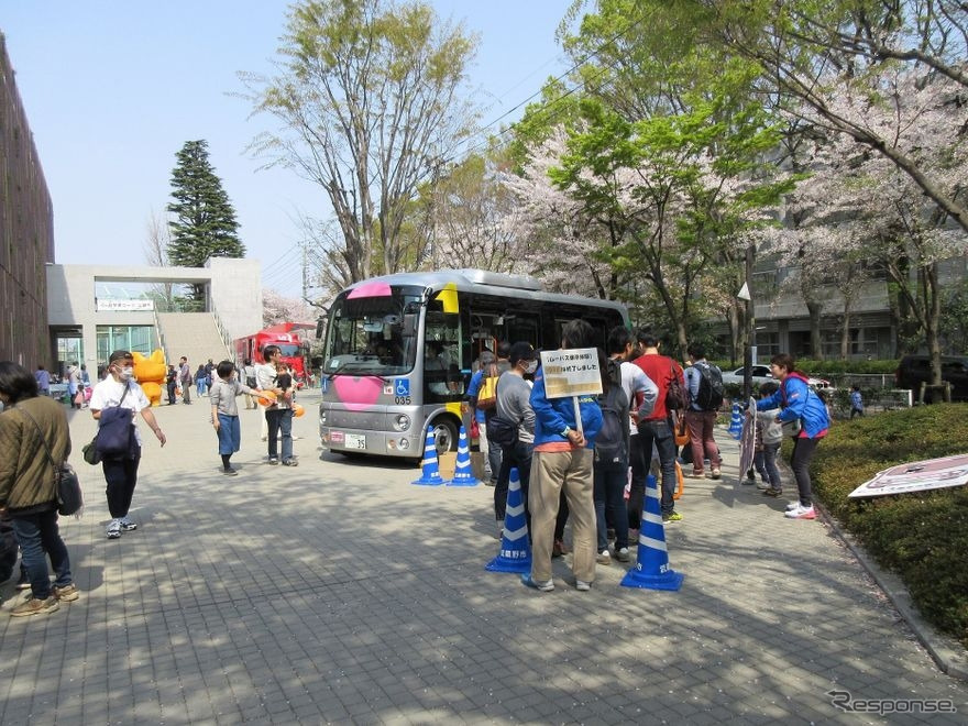 武蔵野市が運行するコミュニティバス『ムーバス』《写真提供 日本デザイン振興会》