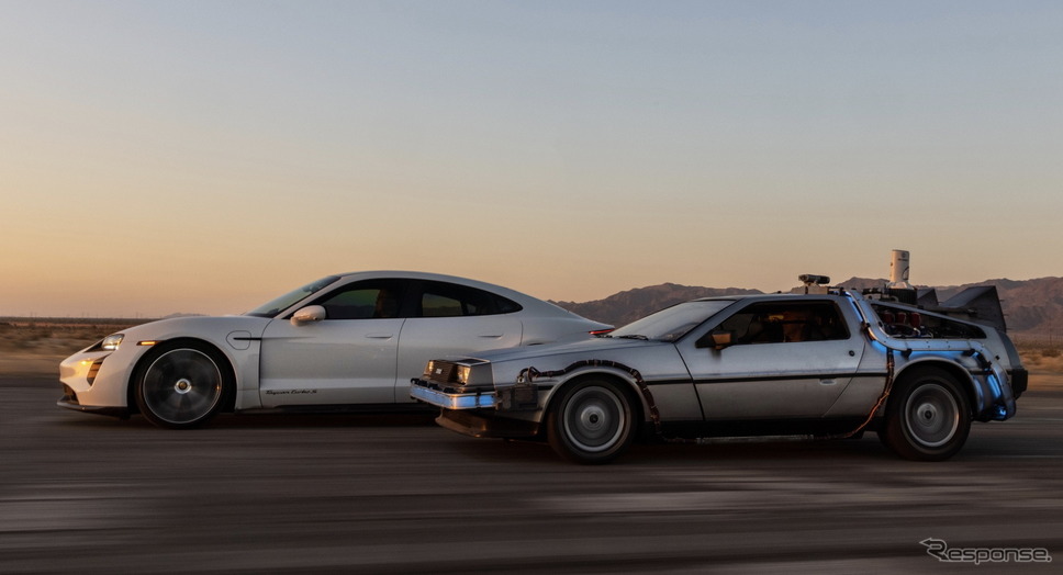 ポルシェ・タイカンと映画『バック・トゥ・ザ・フューチャー』のデロリアン《photo by Porsche》
