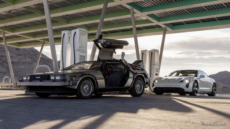 ポルシェ・タイカンと映画『バック・トゥ・ザ・フューチャー』のデロリアン《photo by Porsche》