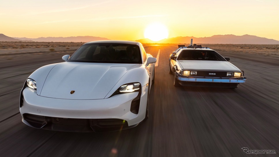 ポルシェ・タイカンと映画『バック・トゥ・ザ・フューチャー』のデロリアン《photo by Porsche》