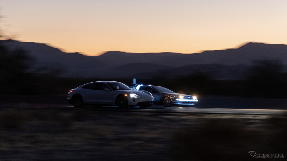 ポルシェ・タイカンと映画『バック・トゥ・ザ・フューチャー』のデロリアン《photo by Porsche》