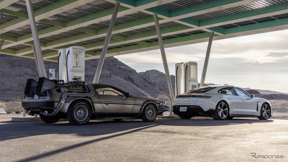 ポルシェ・タイカンと映画『バック・トゥ・ザ・フューチャー』のデロリアン《photo by Porsche》