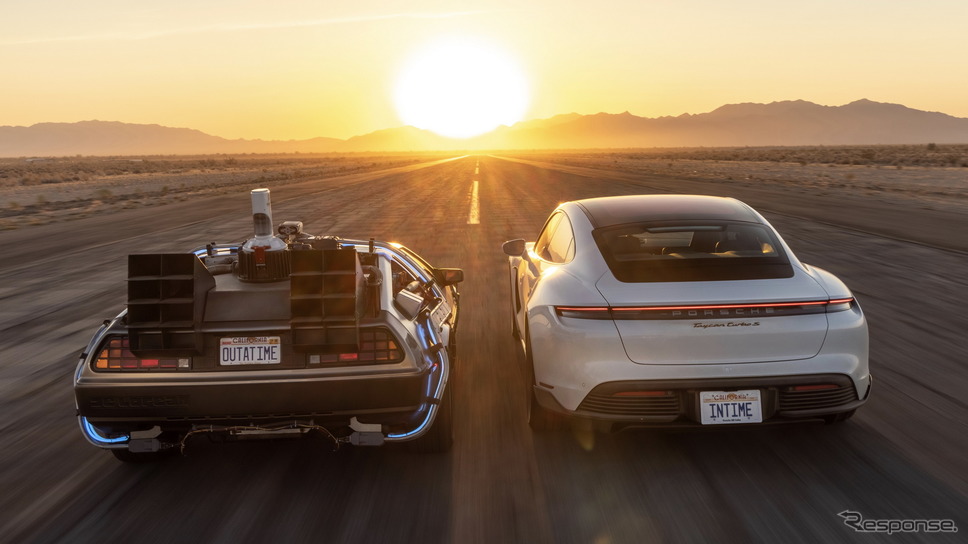 ポルシェ・タイカンと映画『バック・トゥ・ザ・フューチャー』のデロリアン《photo by Porsche》