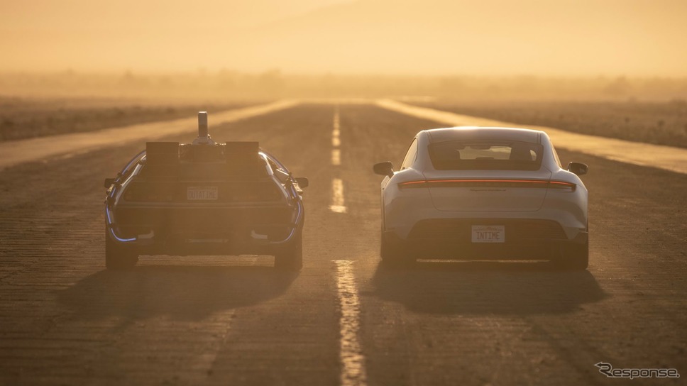 ポルシェ・タイカンと映画『バック・トゥ・ザ・フューチャー』のデロリアン《photo by Porsche》