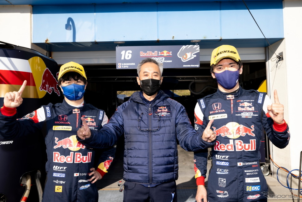 GT500クラスでポールポジションを獲得した#16 Red Bull MOTUL MUGEN NSX-GTの大湯都史樹(左)、田中洋克監督(中央)、笹原右京(左)《撮影 益田和久》