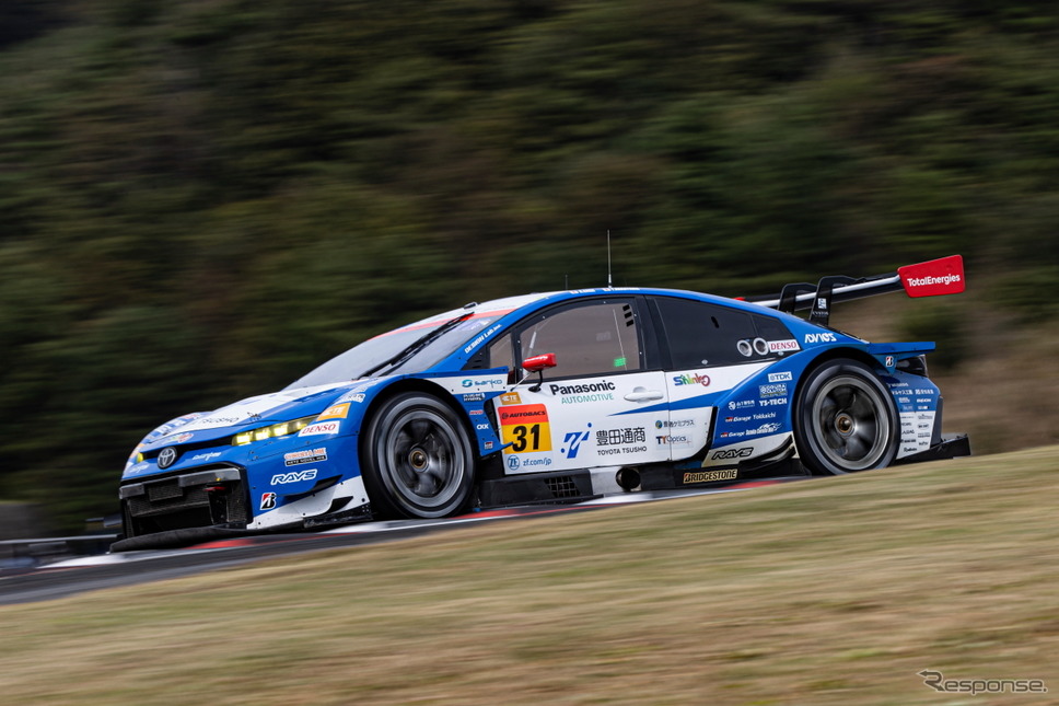 GT300クラス優勝の#31 TOYOTA GR SPORT PRIUS PHV apr GT(嵯峨宏紀/中山友貴)《撮影 益田和久》