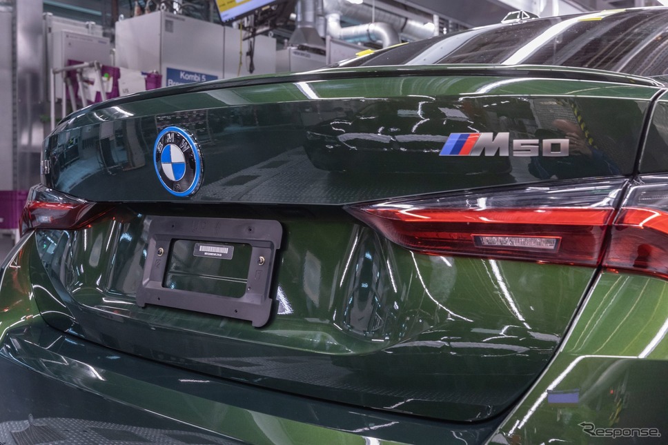 BMWグループのドイツ・ミュンヘン工場で生産が開始されたBMW i4 M50《photo by BMW》