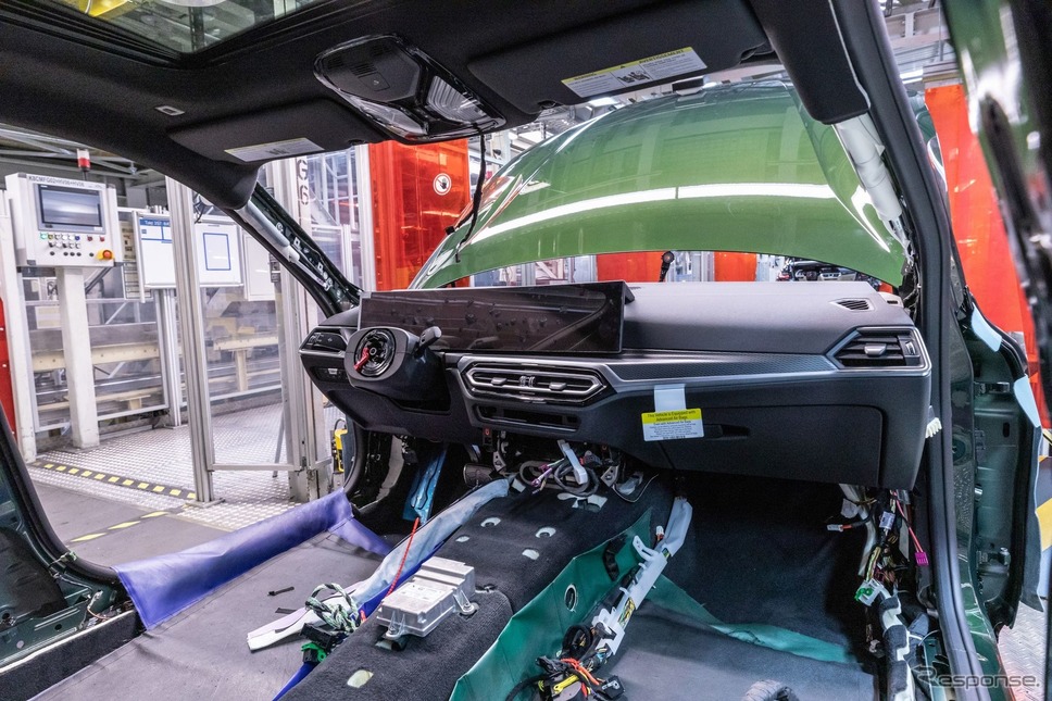 BMWグループのドイツ・ミュンヘン工場で生産が開始されたBMW i4 M50《photo by BMW》