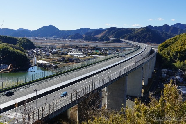 一部区間で上限時速120kmとなっている新東名高速《写真提供 写真AC》