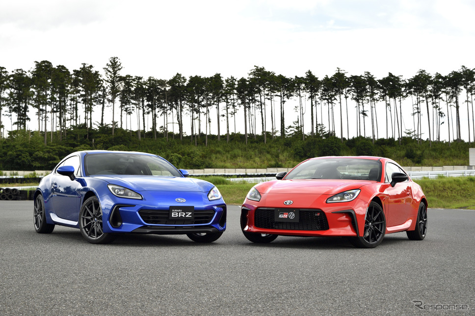 選考対象:トヨタ GR86(向かって右)&スバル BRZ《写真撮影 雪岡直樹》