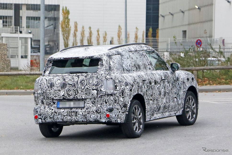 MINI クロスオーバー 次期型プロトタイプ(スクープ写真)《APOLLO NEWS SERVICE》