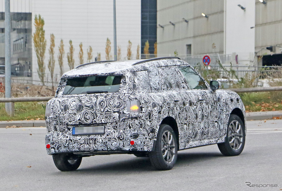 MINI クロスオーバー 次期型プロトタイプ(スクープ写真)《APOLLO NEWS SERVICE》