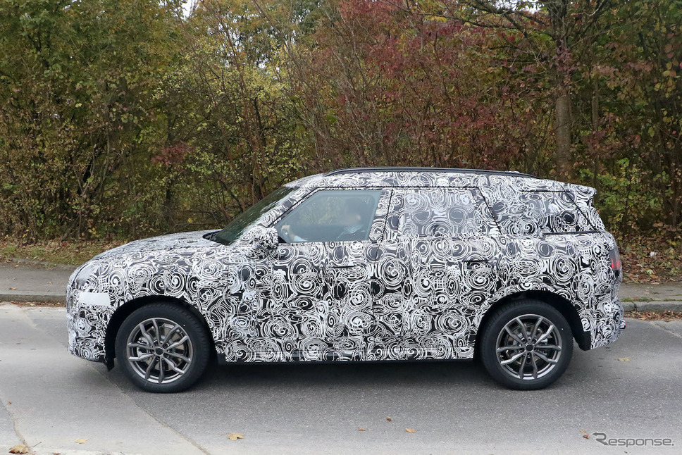 MINI クロスオーバー 次期型プロトタイプ(スクープ写真)《APOLLO NEWS SERVICE》